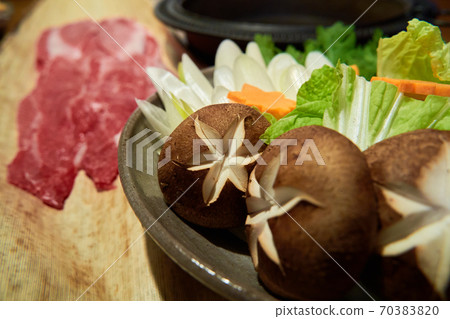 這是壽喜燒美味的季節。 這是壽喜燒美味的季節。 70383820