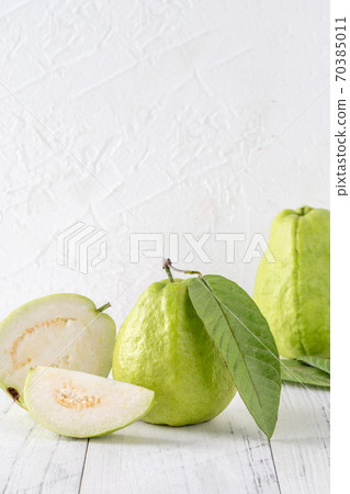 芭樂番石榴木頭背景鄉村葉子guava White Fruit Leaf グアバ果物 照片素材 圖片 圖庫