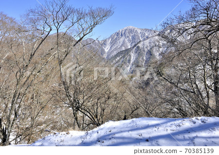 View of Mt. Hiru from Mt. Nabewari in the Tanzawa Mountains in winter 70385139