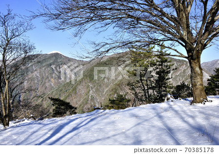Snow-covered mountains Mt. Fuji seen from Nabewariyama in the Tanzawa Mountains 70385178