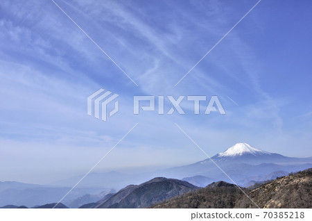 Cirrus in the clear winter sky Tanzawa Mountains and Mt. Fuji 70385218