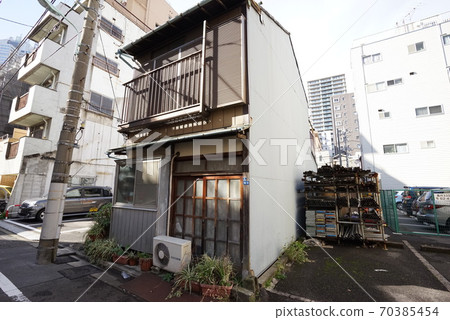 Old house in downtown Tokyo / Old Japanese architecture / Nagaya / Wooden architecture / Aging / Old house in downtown Tokyo / Old Japanese architecture / Nagaya / Wooden architecture / Aging / 70385454