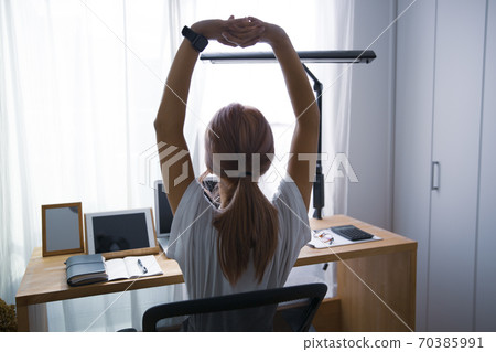 在家中遠程辦公的婦女和辦公室用品②在家中休息和休息的婦女的背後 在家中遠程辦公的婦女和辦公室用品②在家中休息和休息的婦女的背後 70385991