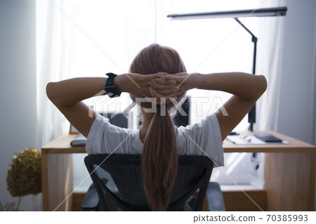 在家中遠程辦公的婦女和辦公室用品②在家中休息和休息的婦女的背後 在家中遠程辦公的婦女和辦公室用品②在家中休息和休息的婦女的背後 70385993