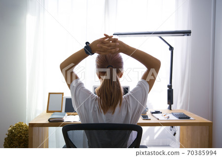 在家中遠程辦公的婦女和辦公室用品②在家中休息和休息的婦女的背後 70385994