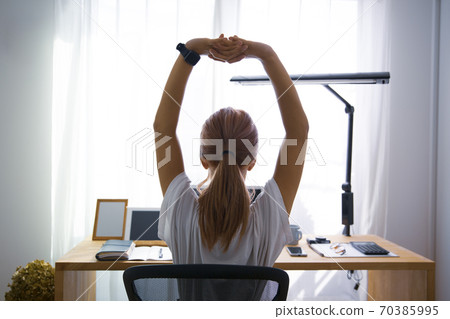 在家中遠程辦公的婦女和辦公室用品②在家中休息和休息的婦女的背後 在家中遠程辦公的婦女和辦公室用品②在家中休息和休息的婦女的背後 70385995