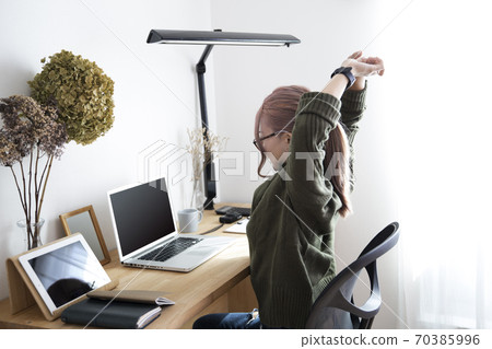 在家中遠程辦公的婦女和辦公室用品②在家中休息和休息的婦女的背後 在家中遠程辦公的婦女和辦公室用品②在家中休息和休息的婦女的背後 70385996