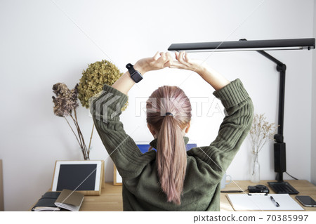 在家中遠程辦公的婦女和辦公室用品②在家中休息和休息的婦女的背後 70385997