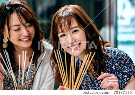 一個女人在一家室內雜貨店購物享受芬芳 70387150