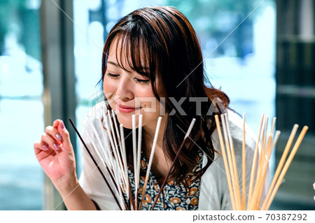 一個女人在一家室內雜貨店購物享受芬芳 70387292