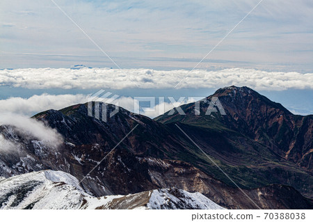 Unkai and the mountains 70388038