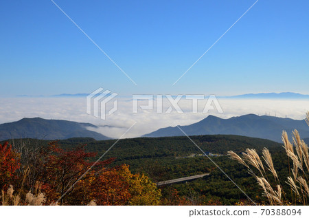 Sea of clouds and autumn leaves in the Fukushima basin under clear skies 70388094