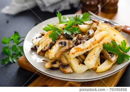 Potato fried with champignon mushrooms 70390898