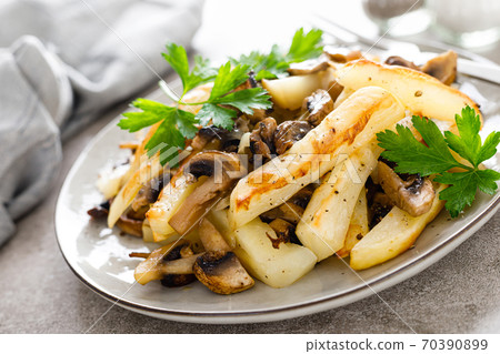 Potato fried with champignon mushrooms 70390899