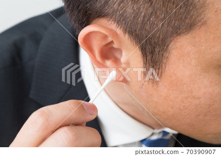 Ear cleaning 70390907