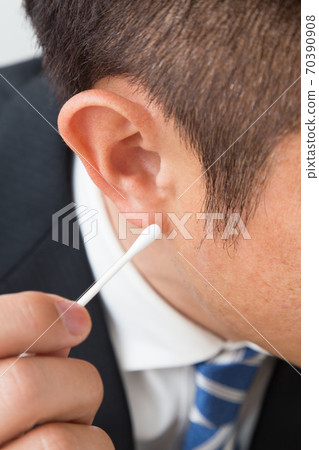 Ear cleaning 70390908