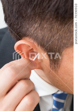 Ear cleaning 70390910