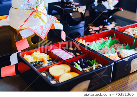 Osechi cuisine and toso device [Image of Japanese New Year] 70391360