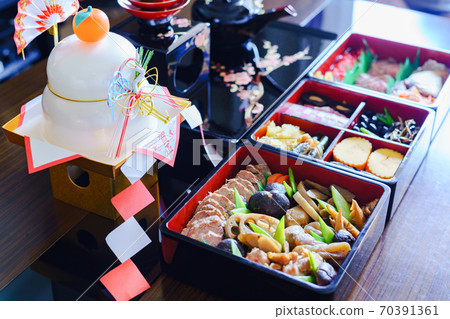 Osechi cuisine and toso device [Image of Japanese New Year] 70391361