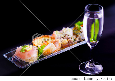 Order the hors d'oeuvre set online [How to spend Christmas with Corona] 70392185