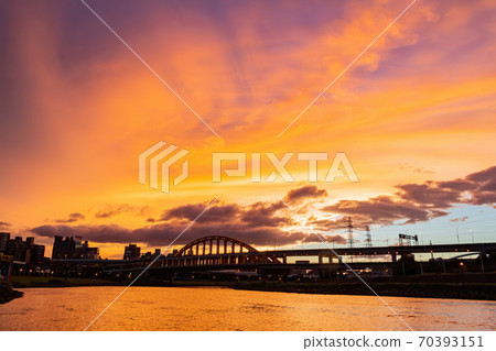 Sunset view of the beautiful First MacArthur Bridge 70393151