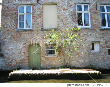 歐洲世界遺產中世紀小鎮，面向運河的可愛入口，比利時布魯日 70395293