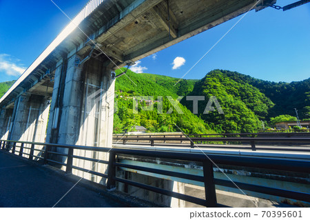 夏季有奧多摩湖,噴水口和北岸山脈 夏季有奧多摩湖,噴水口和北岸山脈 70395601