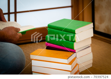 Man reading a novel 70397524