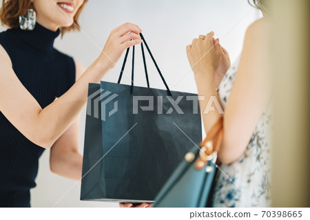 女店員移交產品 70398665