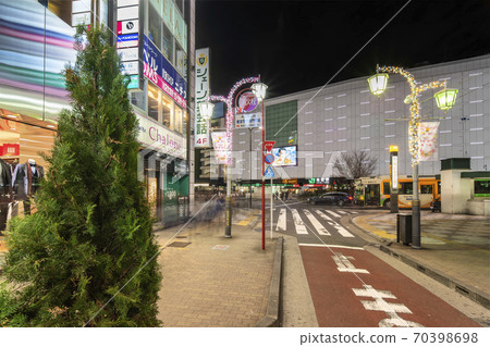 [東京池袋]陽光街，年底裝飾，連接池袋站東口和少女路。 70398698