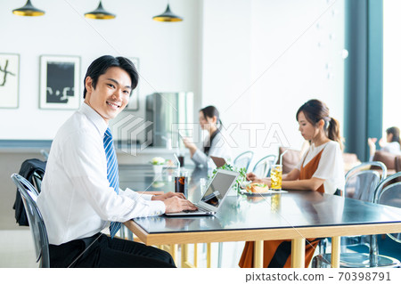 在咖啡廳工作的商人 在咖啡廳工作的商人 70398791