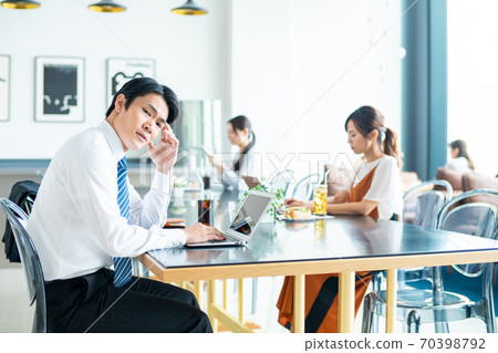 在咖啡廳工作的商人 在咖啡廳工作的商人 70398792