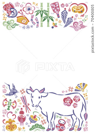 2021 Ox New Year's card Illustration of cows and lucky charms 70400805