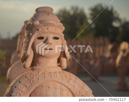 哈尼瓦(Haniwa)在城市/ Imagizuka Tumulus 哈尼瓦(Haniwa)在城市/ Imagizuka Tumulus 70402127