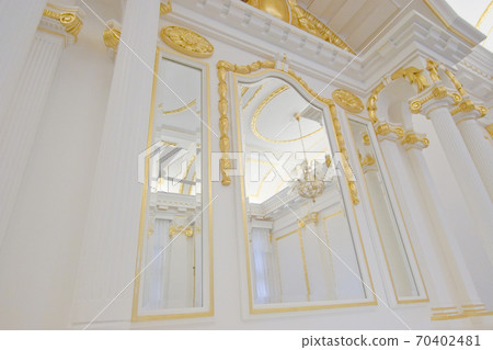 28 April 2007 the white color of Ha;; room , Kom 70402481