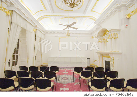 28 April 2007 the white color of Ha;; room , Kom 70402642