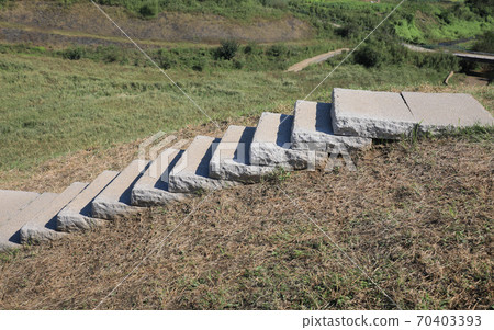 天然石階直衝雲霄 70403393