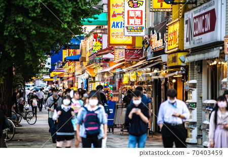 日本東京都市風景人們戴著面具。即使是現在,我也看不到外國團體嘉賓= 2020年10月12日 日本東京都市風景人們戴著面具。即使是現在,我也看不到外國團體嘉賓= 2020年10月12日 70403459
