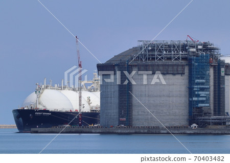 LNG tanker and LNG tank 70403482