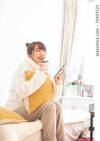 有智慧型手機的女人 70403525
