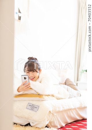 觀看智能手機的婦女 70403552