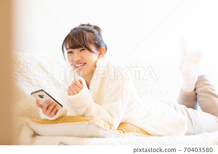 有智慧型手機的女人 70403580
