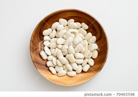 White flower beans 70403596