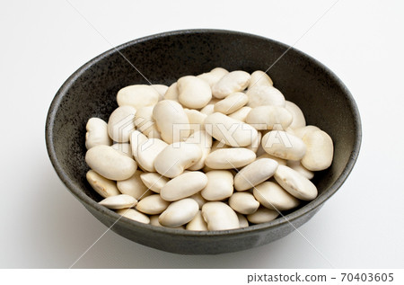 White flower beans 70403605