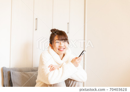 有智慧型手機的女人 70403628
