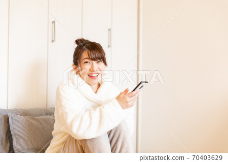 有智慧型手機的女人 70403629