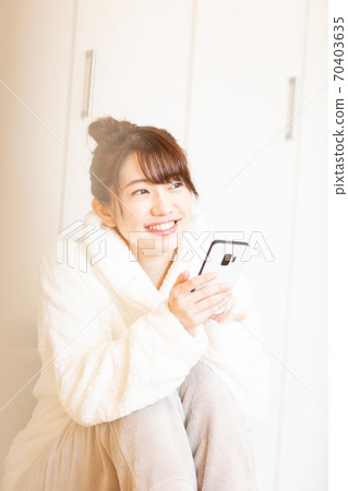有智慧型手機的女人 70403635