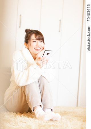 有智慧型手機的女人 70403636