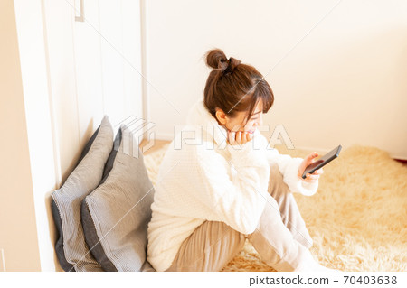 有智慧型手機的女人 70403638
