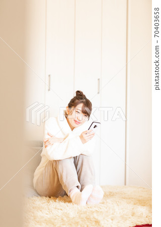 有智慧型手機的女人 70403658